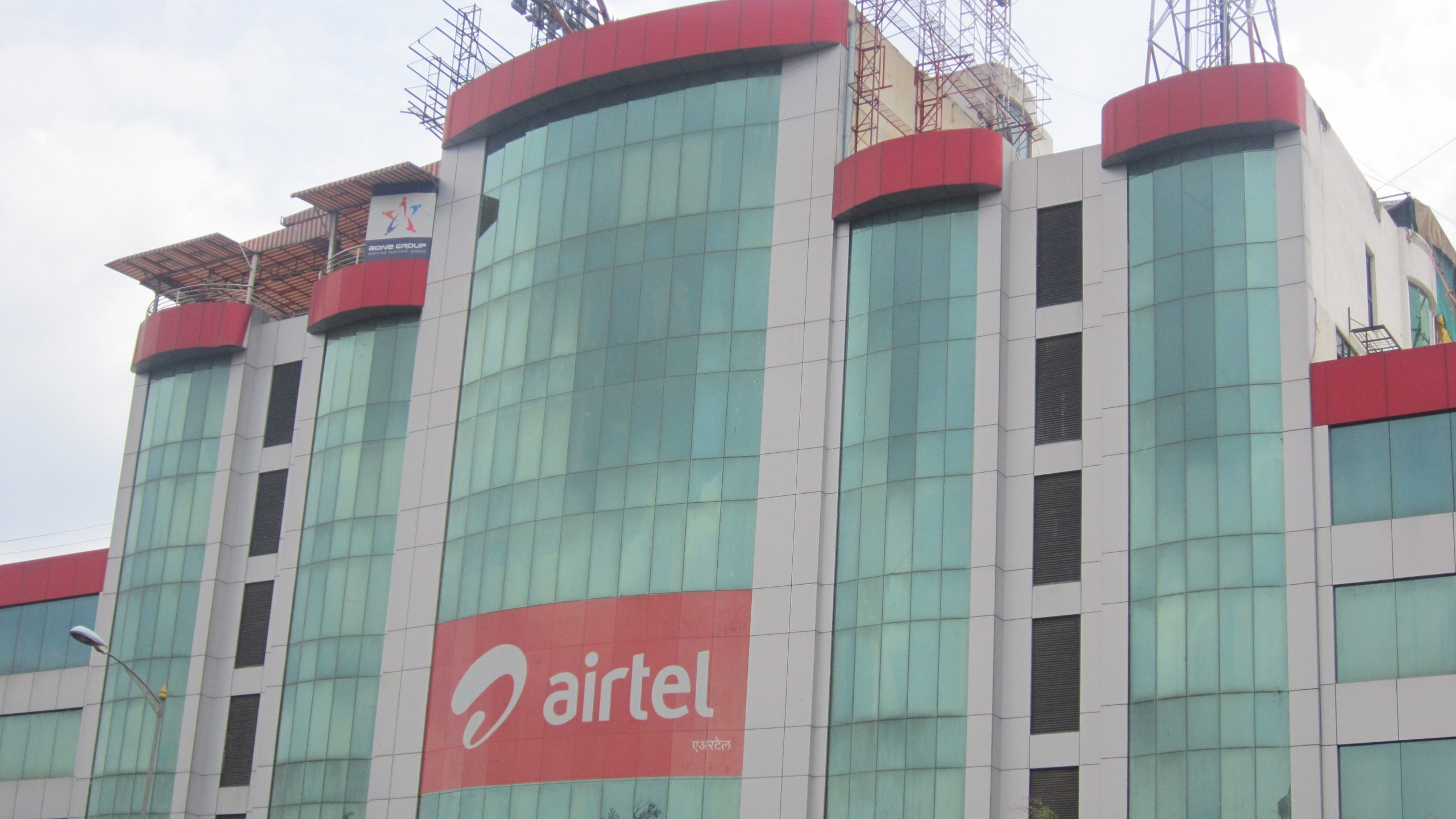 Singtel to buy SGD730 million of Airtel shares as competition soars in India