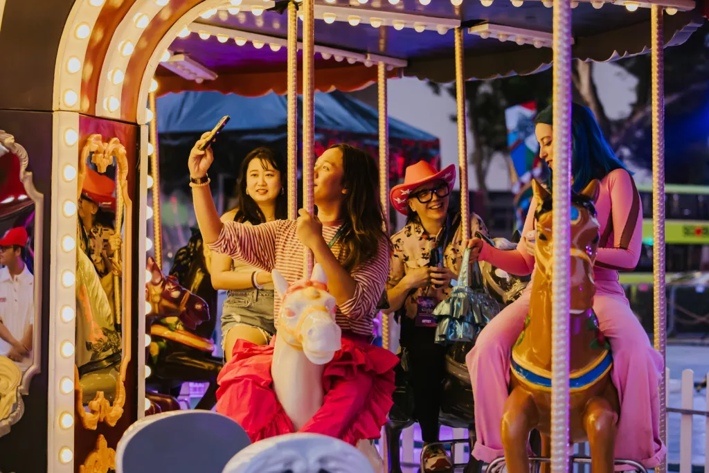 Festival-goers on the carousel at SNF 2024 Highlight Act, Wonder World – The Machine of Nostalgia by Sam Lo “SKL0”