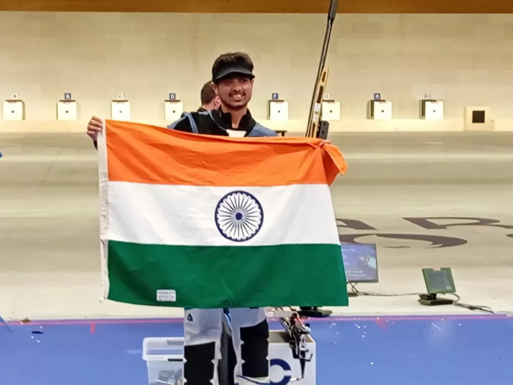 Swapnil Kusale with the Indian national flag at the Paris Olympics 2024
