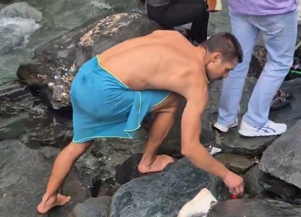 Tourist cleaning