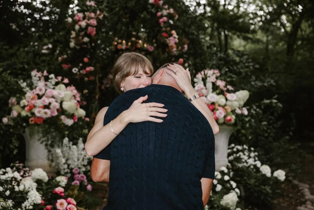 Taylor Swift, Travis Kelce hug